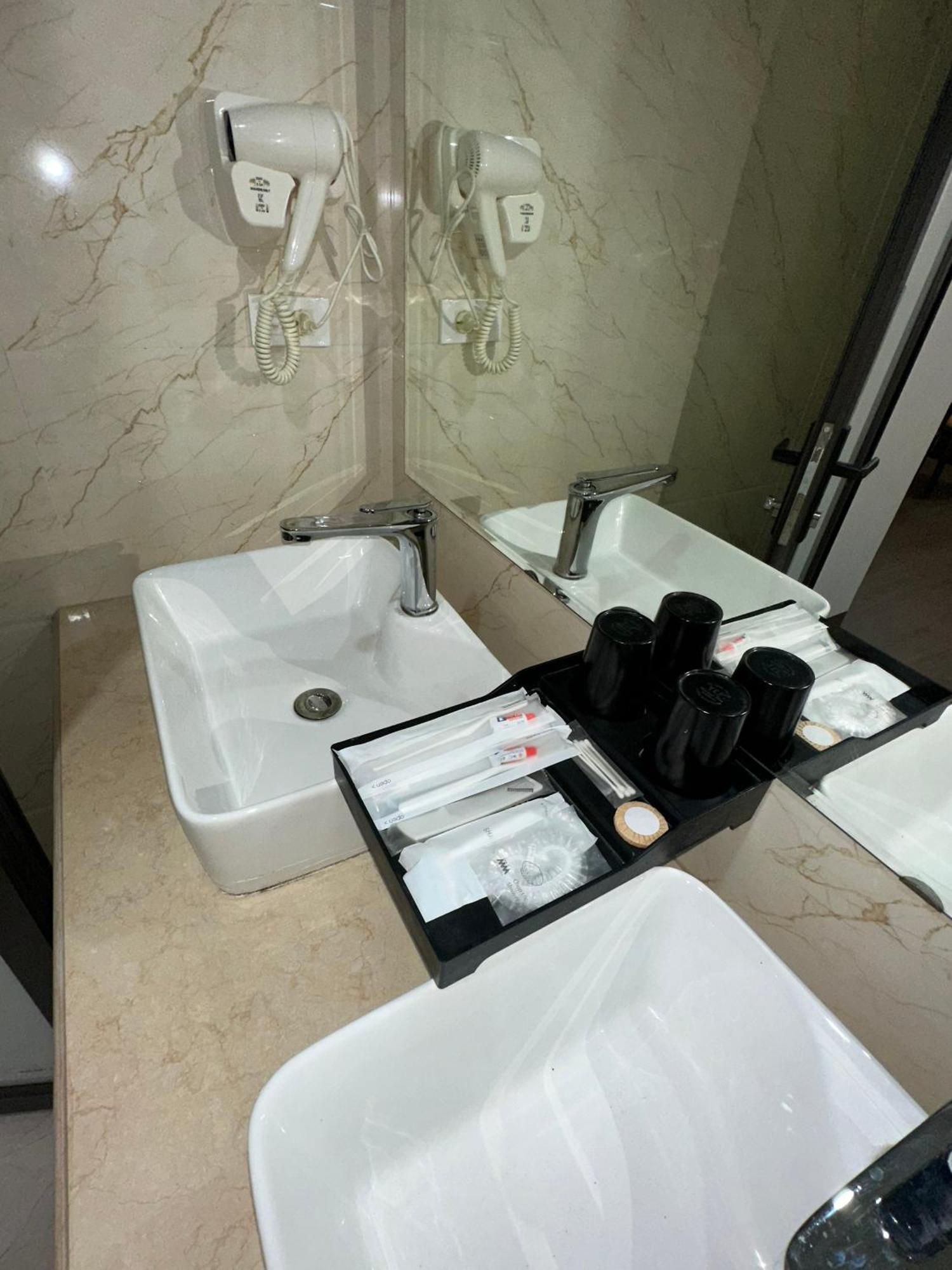 Vinh Khang Ha Long Hotel Екстериор снимка